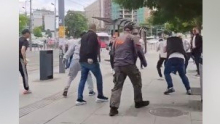 BLOKADERI NASTAVLjAJU SA FAŠISTIČKIM NAPADIMA: Na Slaviji su aktivisti SNS-a napadnuti i poprskani suzavcem (VIDEO)