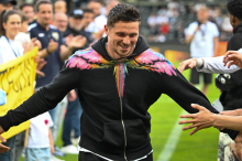 Ex-Sturm-Goalie: Tobias Schützenauer bei LASK-Meisterfeier als Rampensau