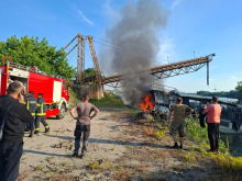 ZAPALIO SE BROD NASUKAN U APATINU: Vatrogasci se i dalje bore sa vatrom (FOTO/VIDEO)