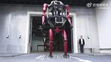 Robot za rušenje zidov, ki se zdi kot iz znanstvene fantastike