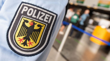 Nach Ankunft abgeführt: Bei der Einreisekontrolle klickten die Handschellen