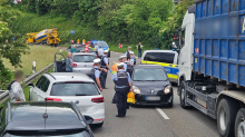 Bundesstraße 10: In gestohlenem Wagen als Falschfahrer unterwegs - Festnahmen