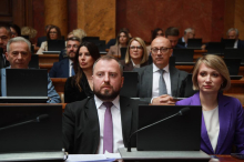 LETI PERJE U SKUPŠTINI! Mirković odbrusio opoziciji: ''Vreme vam je isteklo, dolazi dan kad će vas u tim klupama ZAMENITI BLOKADERI koje ste pljuvali'! 
