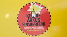 Lithiumakkus im Müll: Brandgefahr durch Akkus für Entsorger 