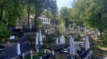 KOPALI ZA OGRADU OKO LJUBIŠINOG GROBA, NAIŠLI NA PLOČU STARIJU OD VEKA: Misterija na groblju kod Aleksinca: Na njoj čudan simbol i dve ukrštene kosti?! (FOTO)