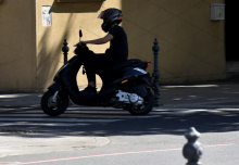 Mladoletnik s predelanim mopedom poskušal pobegniti policistom