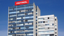 (V ŽIVO) Bo na skupščini Petrola danes letelo perje?
