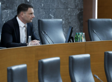 Opozicija vložila zahtevo, da o vrsti postopka glede zakona o parlamentarni preiskavi odloči DZ