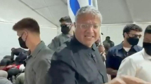 Izraelski minister s posnetkom poniževanja aktivistov sprožil ogorčenje. Italija zahteva sankcije.