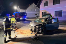 Blieb bewusstlos liegen: 31-Jähriger krachte mit Auto gegen Hausmauer