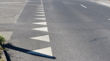 Verkehrszeichen: Haifischzähne: Was bedeutet diese Fahrbahnmarkierung?