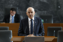 Janša: Razvoj, boj proti korupciji, decentralizacija. Golob: Janša grozil, da me bo poslal na Dob.