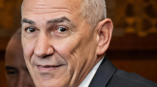 Janez Janša je izvoljen za premierja. Za je bilo 51 poslancev.