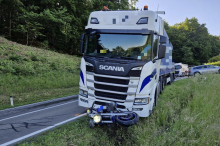 Motorrad bei Sturz unter Lkw eingeklemmt, Lenker schwer verletzt