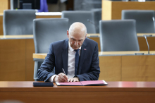 Janez Janša z 51 glasovi dobil mandat za sestavo vlade
