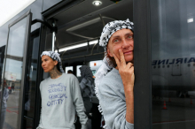 Aktivisti s humanitarne flotilje za Gazo poročajo o zlorabah in posilstvih v izraelskih zaporih