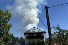 Wohnhaus in Flammen: Großeinsatz der Feuerwehren auf Kärntner Bauernhof