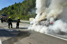 Autobahn gesperrt: Pkw stand auf A10 in Kärnten plötzlich in Vollbrand 