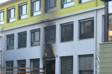 Bei Einbruch in Schule Feuer gelegt: Brandstifter (19) verurteilt 