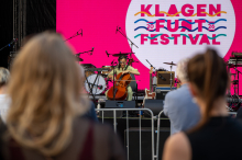 Volles Haus: Eröffnung des Klagenfurt Festivals mit Nikotin und Naked Lunch