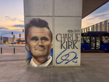 Čarli Kirk stoji ponosno na ulicama Beograda: Osvanuo mural borcu za bolji svet (FOTO)