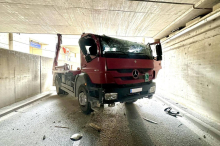 Lenker verletzt: Lkw krachte in Unterführung und blieb stecken