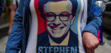 Stephen Colbert überrascht mit Auftritt bei Lokalshow. Und greift zum Hammer