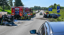 Schwerer Verkehrsunfall: Unfall mit mehreren Autos - Falschfahrer stirbt auf A8