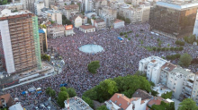 Možda mu je Vučić pregledavao dioptriju. Šef policije kaže da je na ovoj fotki 34.000 ljudi