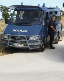 Zaradi zapustitve dveh majhnih otrok odrejen pripor za njuno mater in njenega partnerja