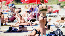 FOTO Prženje na 30 stupnjeva! Građani se kupali u moru i sunčali u Splitu i Rijeci