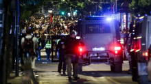 FOTO Baklje, kamenje, topovski udari. 23 privedeno, ozlijeđeni policajci. Vučić najavio ostavku