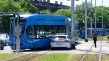 VIDEO Krš i lom na Jarunu zbog sudara tramvaja i policijskog auta:  Ljudi su u panici vrištali!