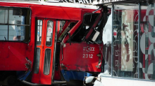FOTO Užas u Beogradu: Tramvaj se zabio u zgradu, putnici razbijali prozore da se spase...