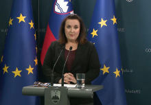 Vlada se je seznanila z odstopoma dveh državnih sekretarjev in razrešila direktorico Ukoma