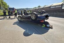 A2 bei Gleisdorf: BMW-Cabrio landete bei Unfall am Dach, Hubschrauber landete auf Autobahn
