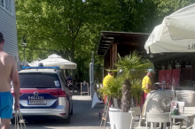 Trieb leblos im Wasser: Mann stirbt beim Baden im Wörthersee