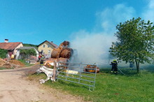 Großeinsatz: 200 Strohballen gerieten durch Funkenflug in Brand
