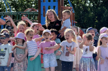 Kunterbuntes Eröffnungsfest im Mathe Meo Kindergarten in Übersbach