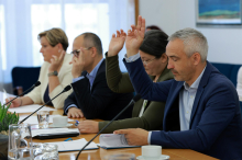 DZ bo o nedopustnosti referenduma o interventnem zakonu odločal v sredo