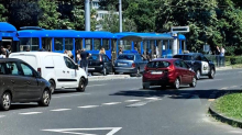 TEŠKA NESREĆA U ZAGREBU Dva auta nakon sudara zabila se u tramvajsku stanicu, stigle Hitne