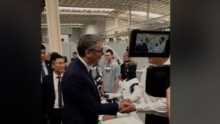 KINEZ ODUŠEVLjEN VUČIĆEM: Veliki fan predsednika sreo u fabrici robota (VIDEO)