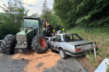 Krems: Schwerer Zusammenstoß zwischen Traktor und Pkw endet glimpflich