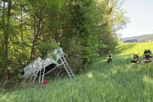 Auto überschlug sich und steckte nach Unfall kopfüber in Waldstück