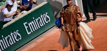 French Open: Naomi Osaka läuft mit cremefarbener Schleppe auf