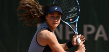 French Open: Tennisprofi Zeynep Sönmez stolpert bei French Open über Werbe-Aufsteller und muss verletzt aufgeben