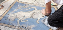 Italien: Mailand restauriert »Glückshoden« im Stier-Mosaik der Galleria