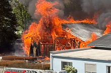 „Rauch und Explosionen“: Großbrand unter Kontrolle, zwei Feuerwehrleute verletzt 