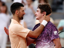 Po Sinnerju izpadel še Đoković! Po petih urah ga je izločil 19-letnik!