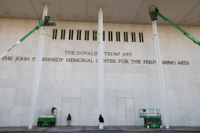 Zvezni sodnik v ZDA odredil umik Trumpovega imena s pročelja stavbe Kennedyjevega centra